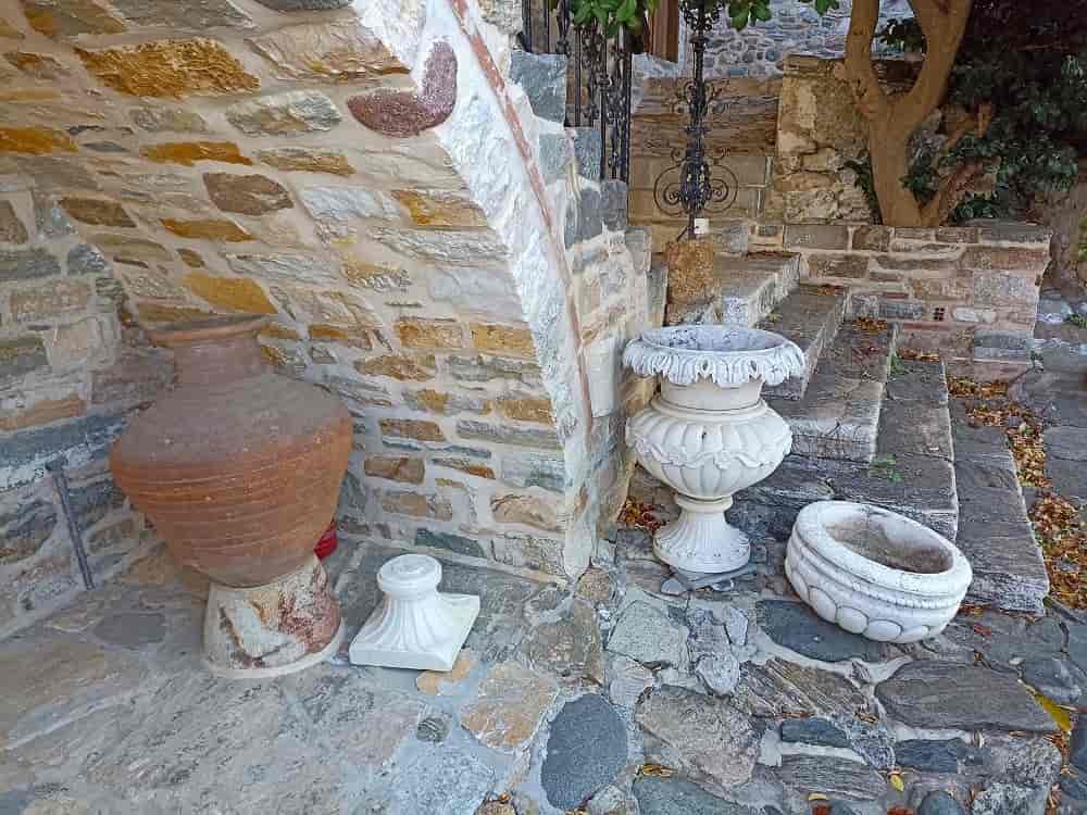 Археологические фрагменты в монастыре Дохиар