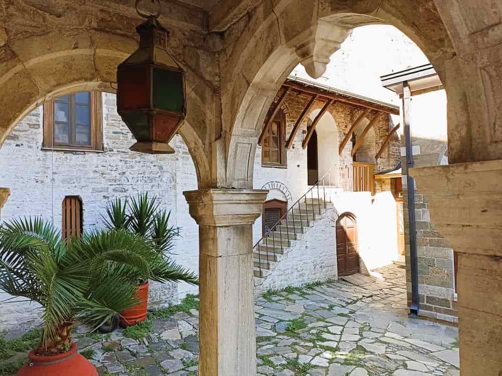 Внутренний двор монастыря Констамонит на Афоне